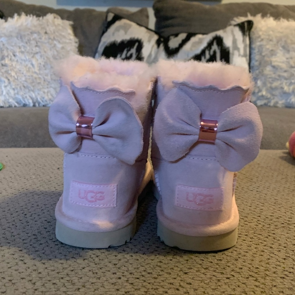 Pink star Uggs with bow
